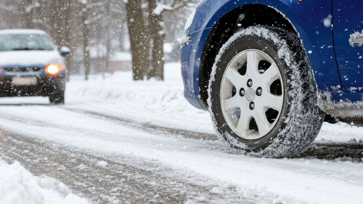 Une voiture et son pneu