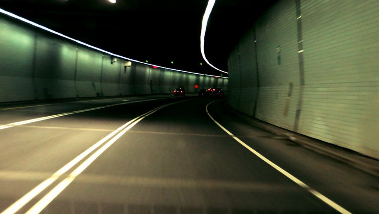 Une voiture incendiée cause la fermeture de 2 voies sur 4 dans le tunnel Viger à Montréal