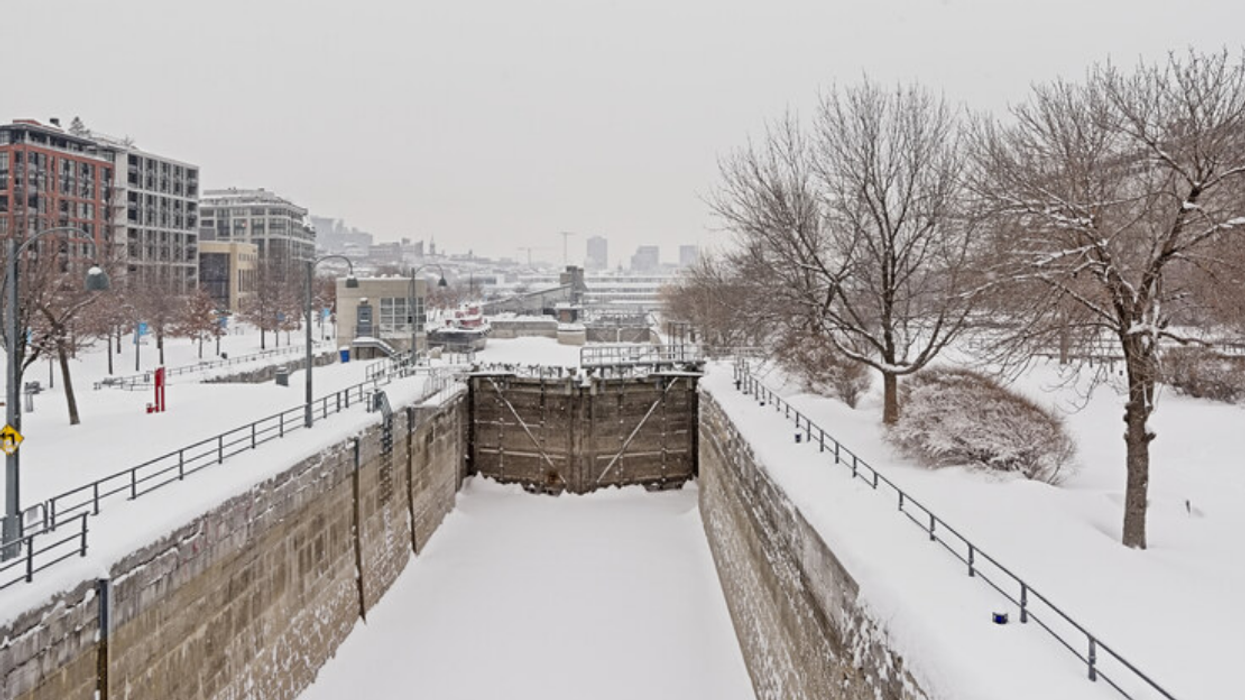 Une voiture projetée sur le canal de Lachine à Montréal suite à un accident fait un mort