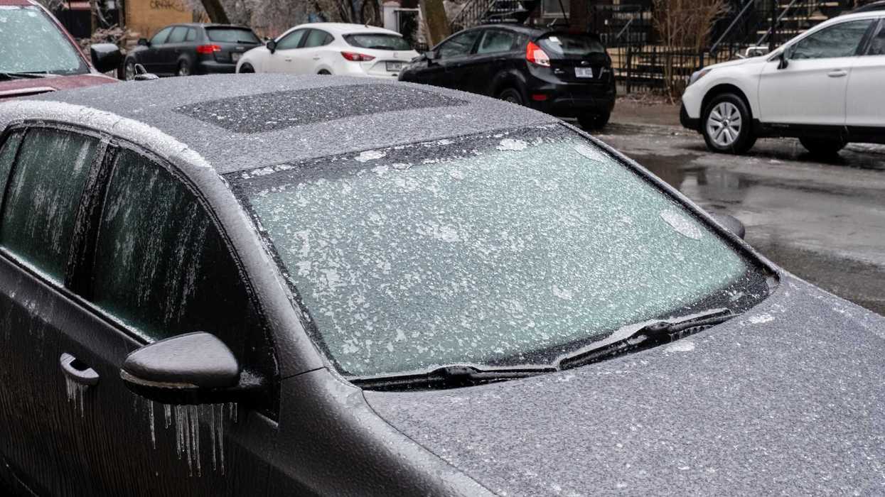 Une voiture sous la glace.