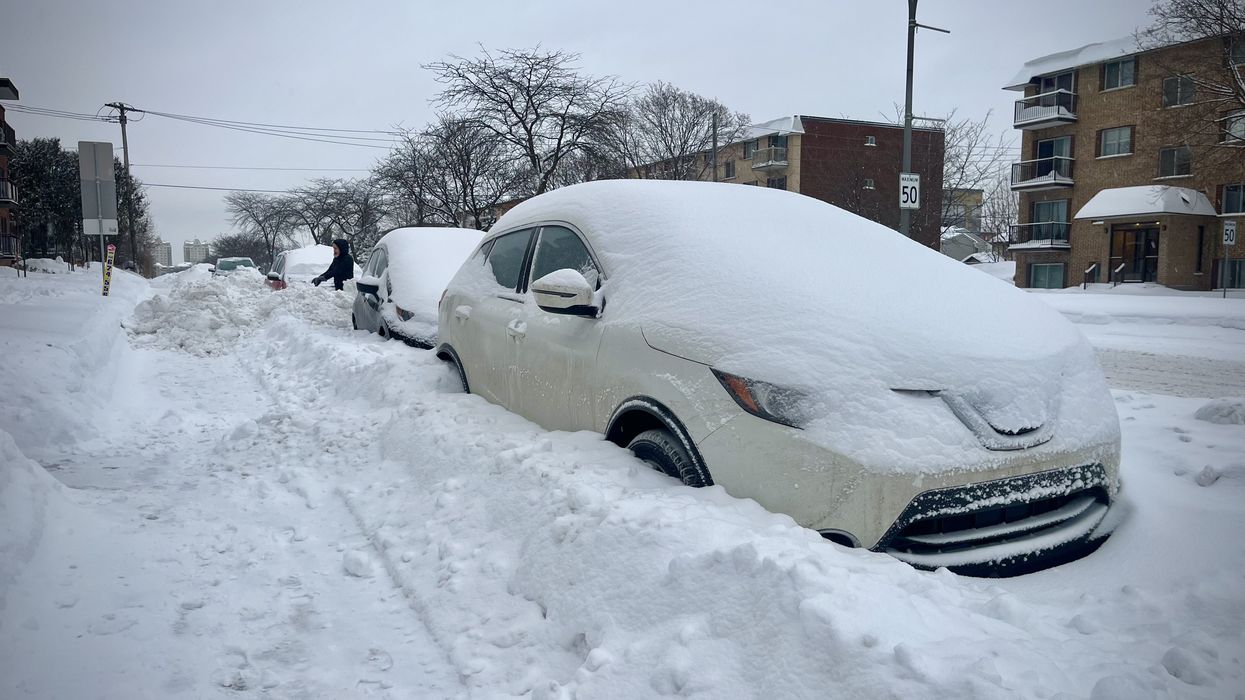 Une voiture sous la neige à Laval.