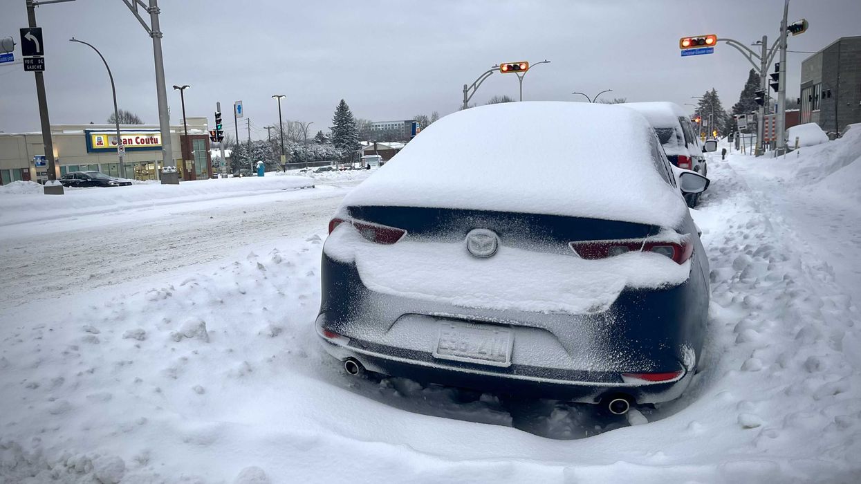Une voiture sous la neige à Laval.