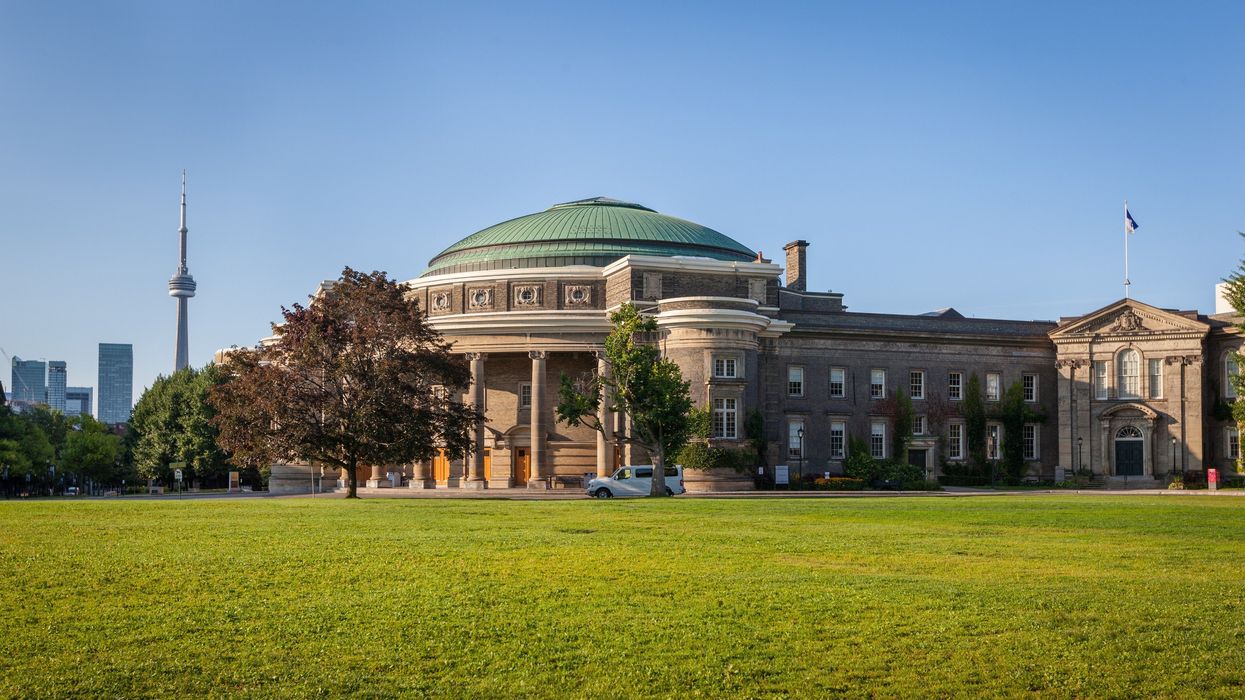 토론토 대학교 건물과 배경의 CN 타워