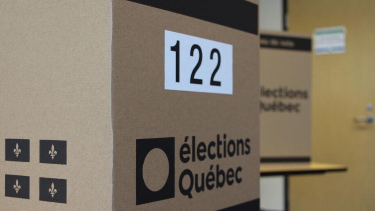 Urnes électorales dans un bureau de vote au Québec.