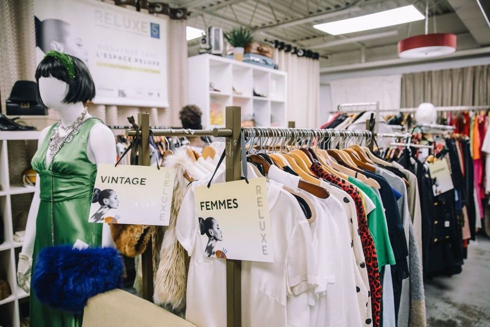 V\u00eatements de la friperie RELUXE.