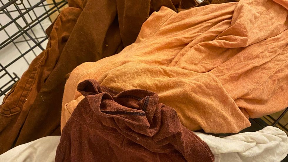 V\u00eatements endommag\u00e9s par la pr\u00e9sence de chlore dans l'eau.