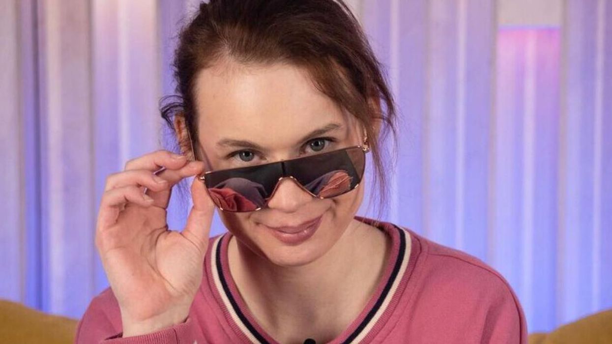 Valérie Carpentier avec ses lunettes à Big Brother Célébrités.
