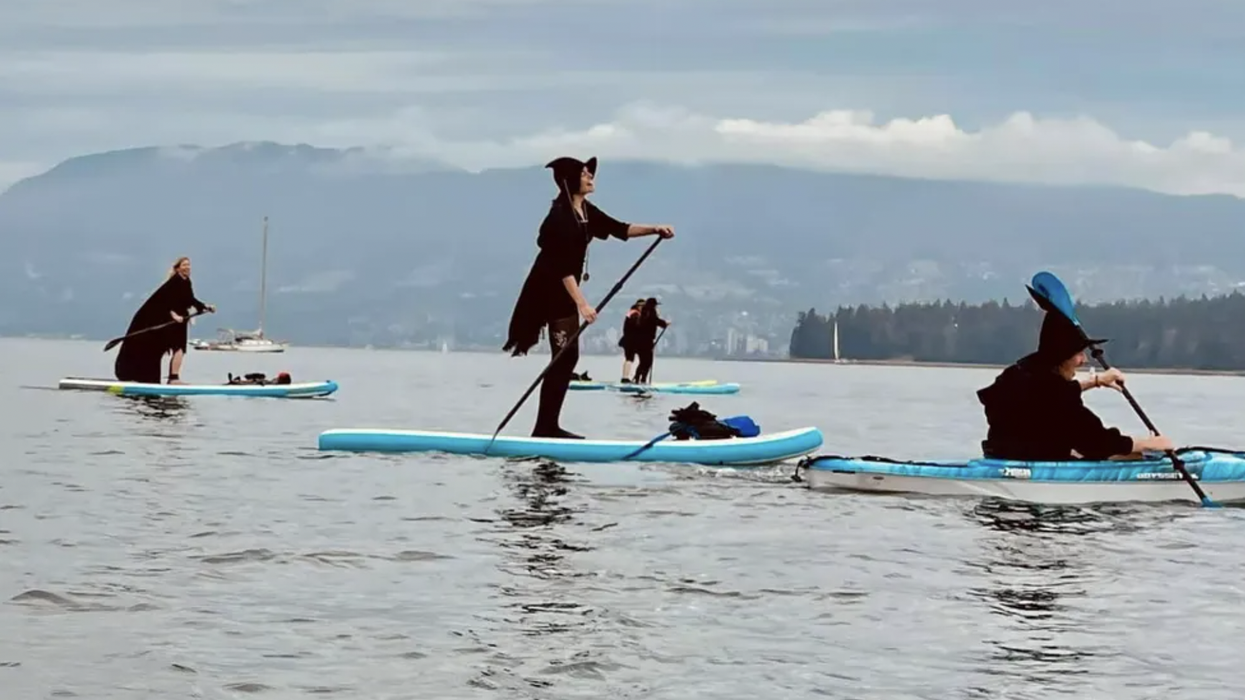Vancouver Held Its First Witch Paddle Event & It Served Some Serious Spooky Vibes (PHOTOS)
