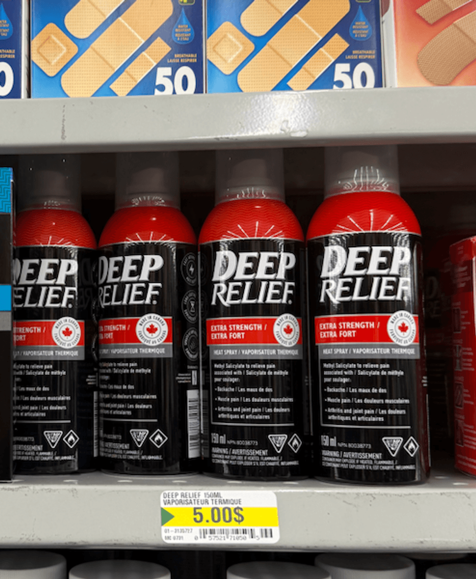 Vaporisateur de soulagement de la douleur \u00e0 la chaleur extra-fort de Deep Relief sur les tablettes au Dollarama.