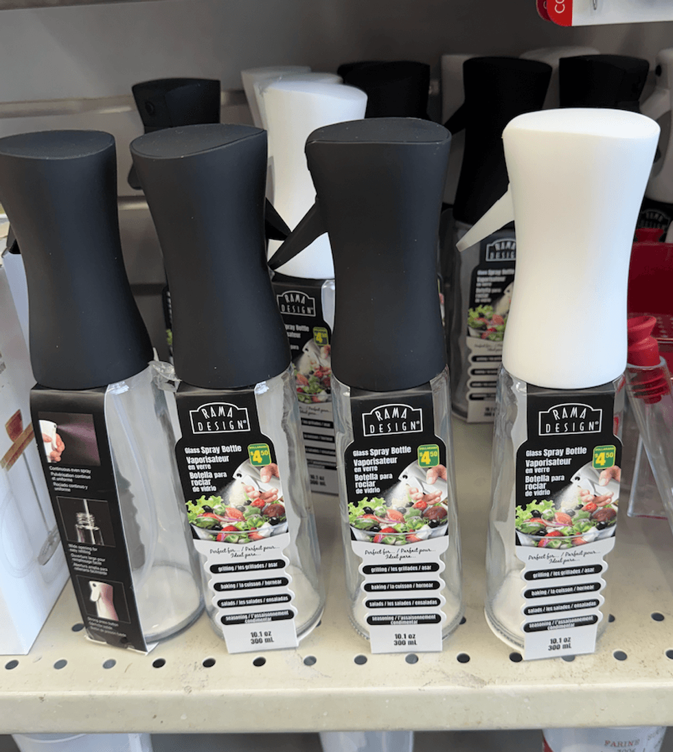 Vaporisateurs en verre avec embout noir et blanc chez Dollarama.