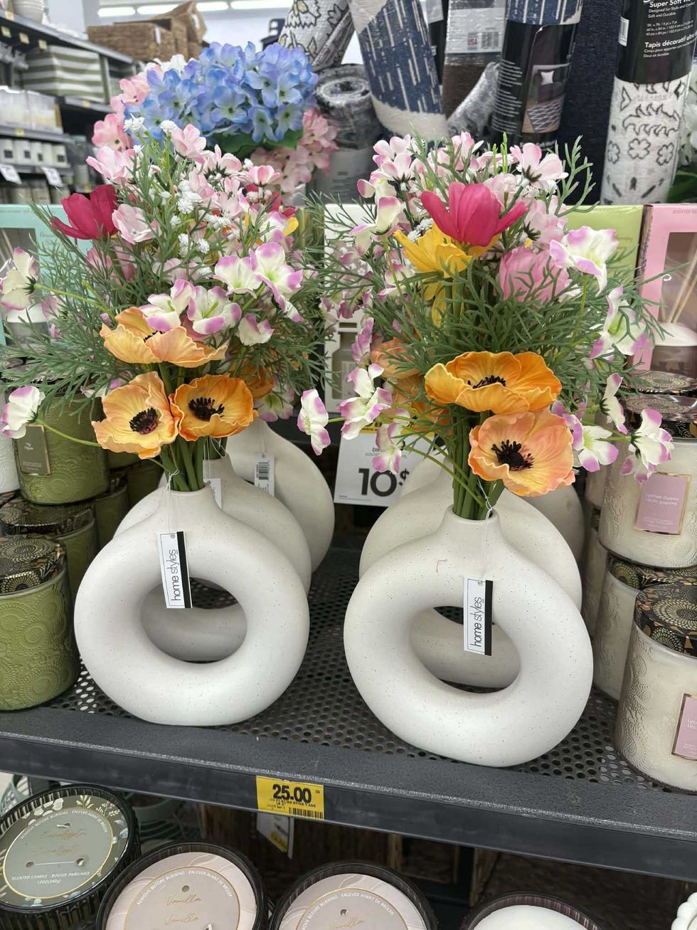 Vase blanc moderne avec arrangement de fleurs artificielles color\u00e9es Home Styles chez Tigre G\u00e9ant.