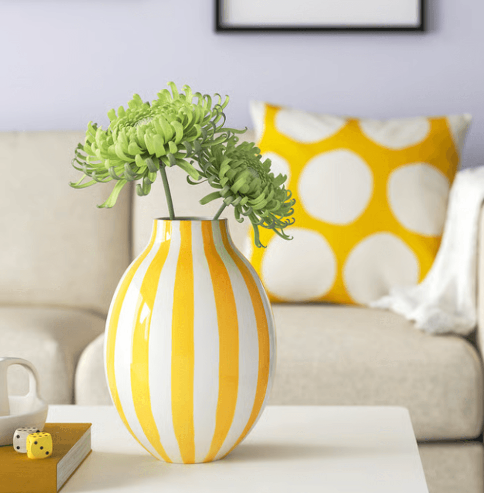 Vase BLODBJ\u00d6RK ray\u00e9 blanc et jaune du IKEA.
