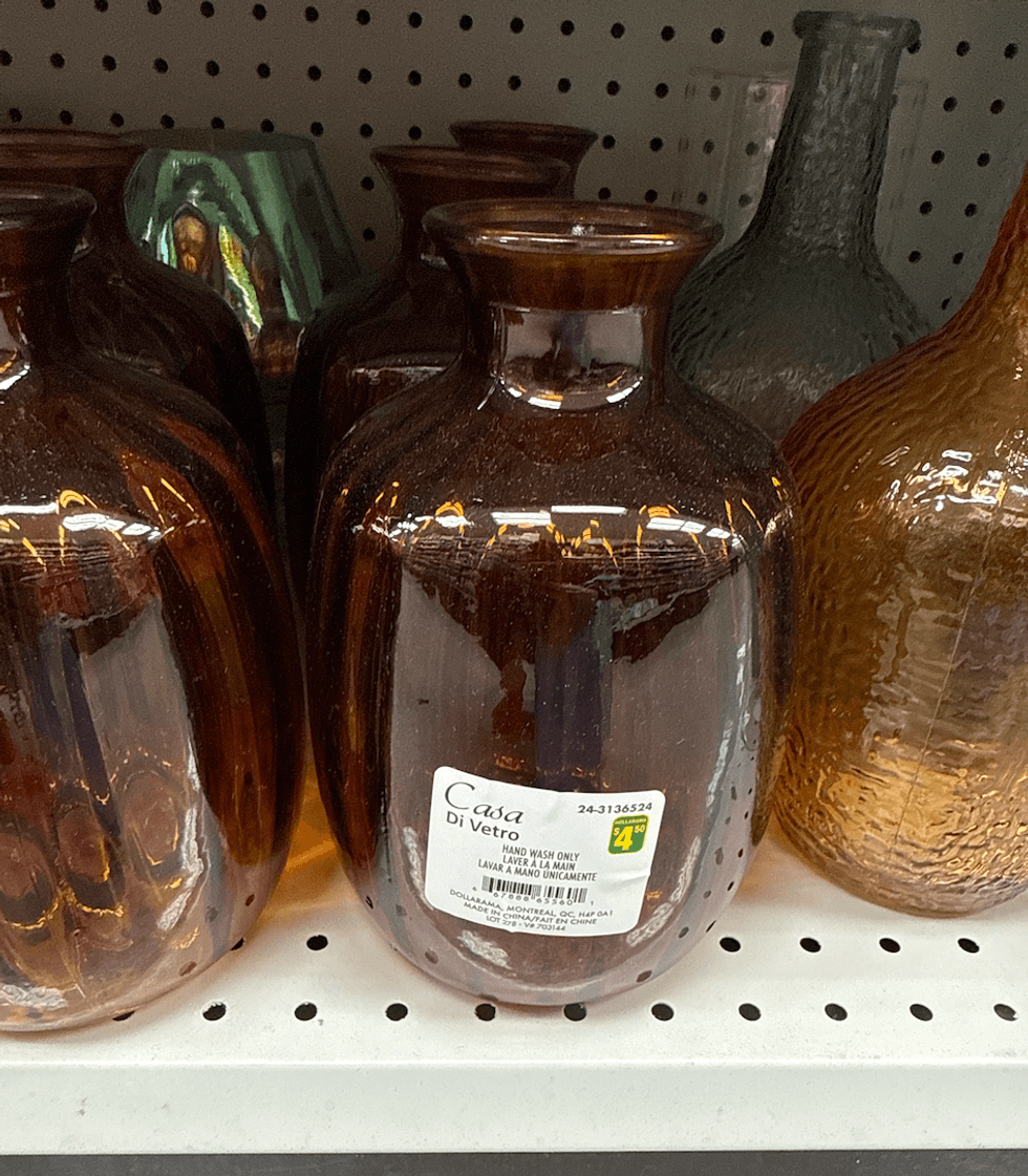 Vase d\u00e9coratif Casa Di Vetro en verre brun ambr\u00e9, \u00e0 silhouette arrondie et \u00e0 col \u00e9troit, vendu 4,50 $ chez Dollarama.