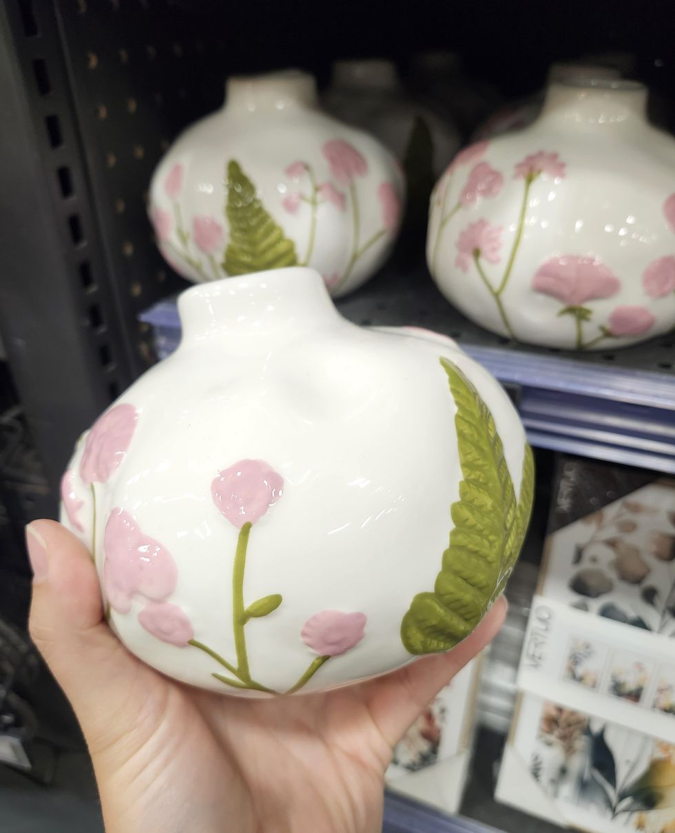 Vase d\u00e9coratif en c\u00e9ramique blanc.