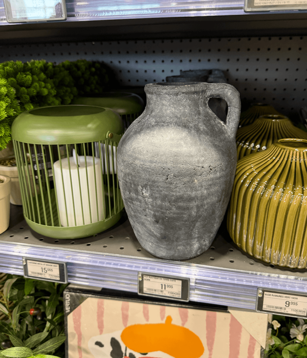 Vase gris fonc\u00e9 en terre cuite au fini vieilli vendu au Canac.