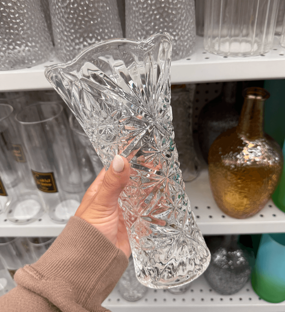 Vase transparent en verre \u00e0 motifs avec forme torsad\u00e9e et rebord ondul\u00e9, vendu 4 $ chez Dollarama.