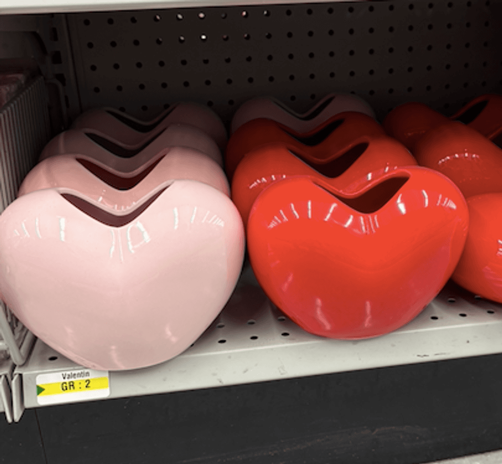 Vase \u00e0 fleurs en forme de coeur.