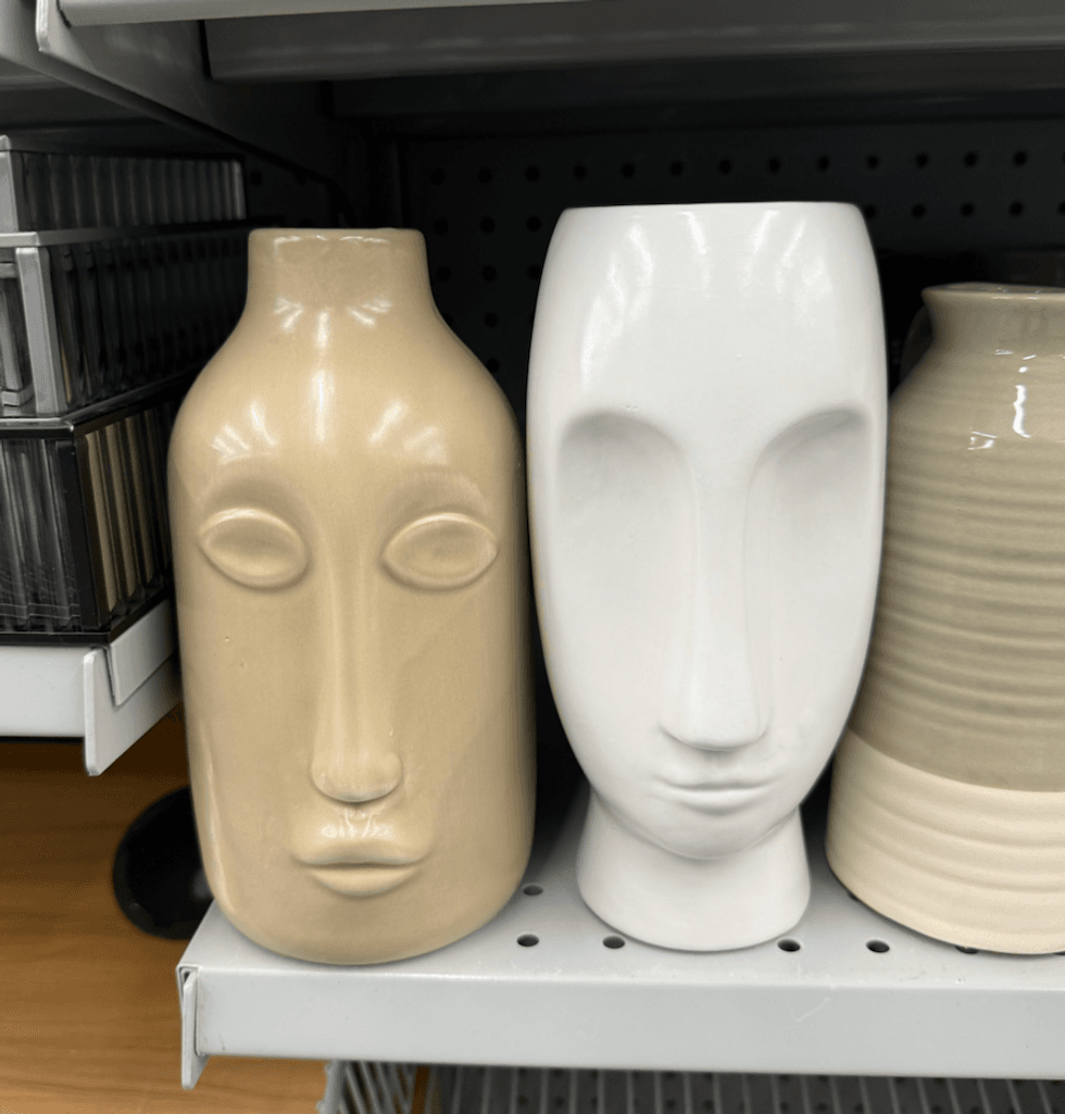 Vases en c\u00e9ramique en forme de visage offerts en beige et en blanc mat, vendus chez Dollarama.