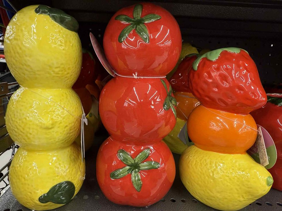 Vases pour fleurs en forme de fruits empil\u00e9s.