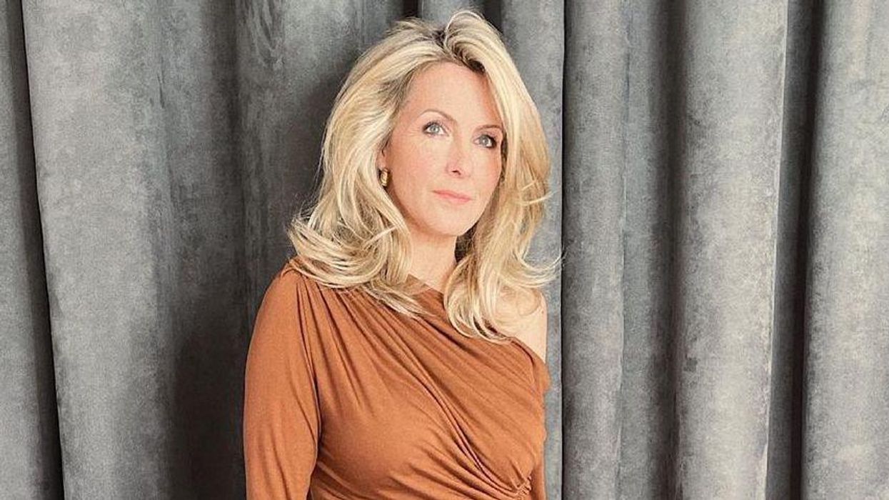 Véronique Cloutier portant des vêtements orange brûlé.