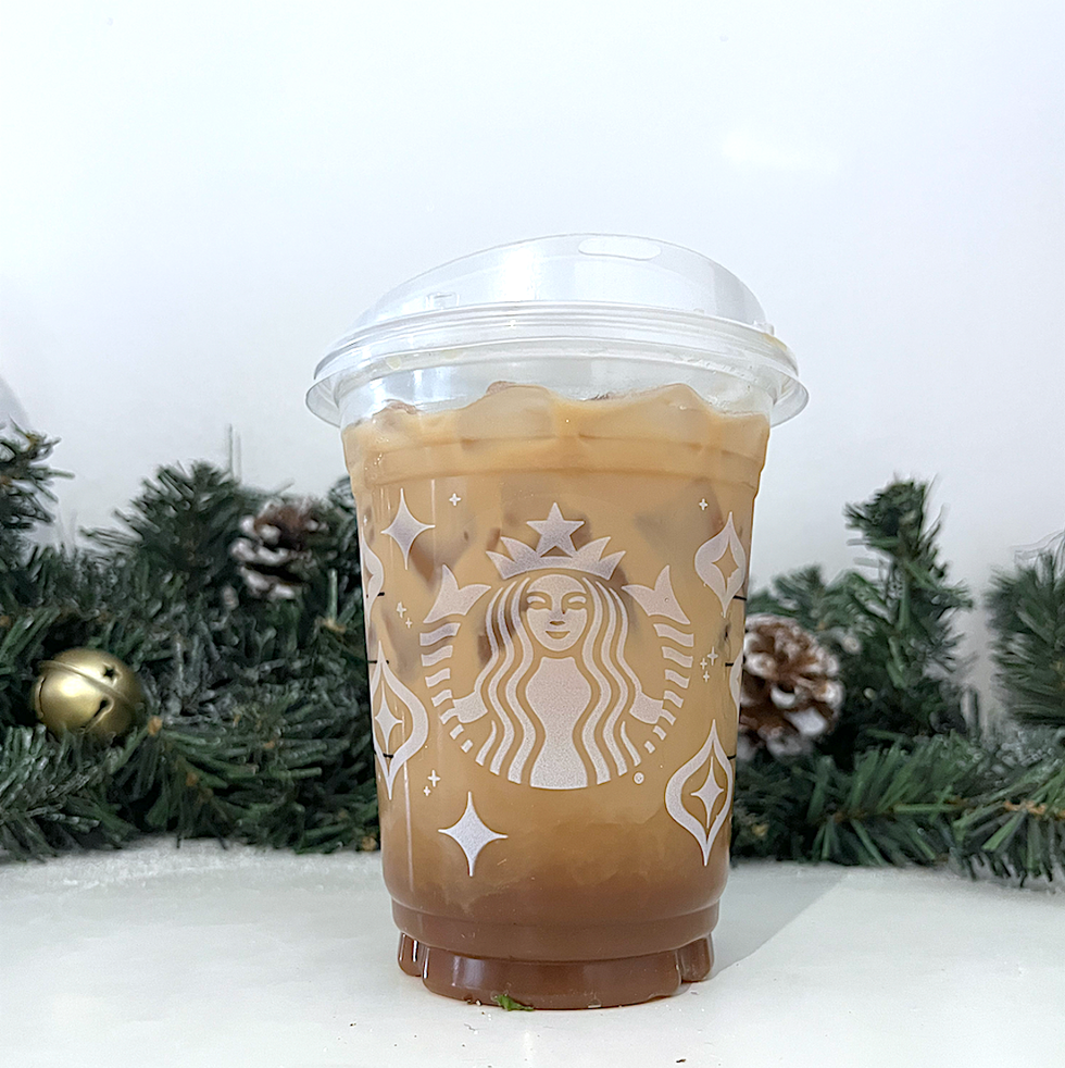 Verre de plastique transparent Starbucks d'espresso glac\u00e9 \u00e0 l'avoine et aux noisettes sur un comptoir blanc.