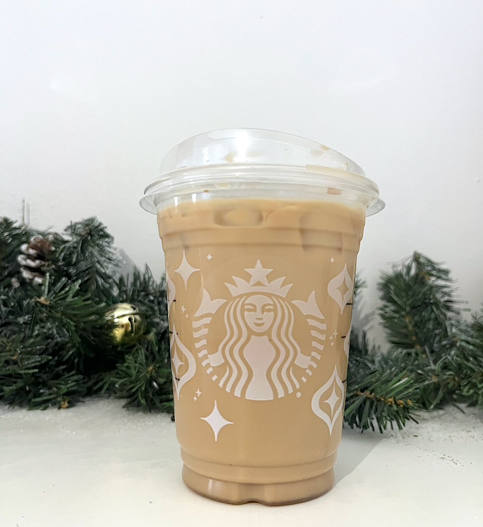 Verre de plastique transparent Starbucks de latte glac\u00e9 \u00e0 la pistache sur un comptoir blanc.