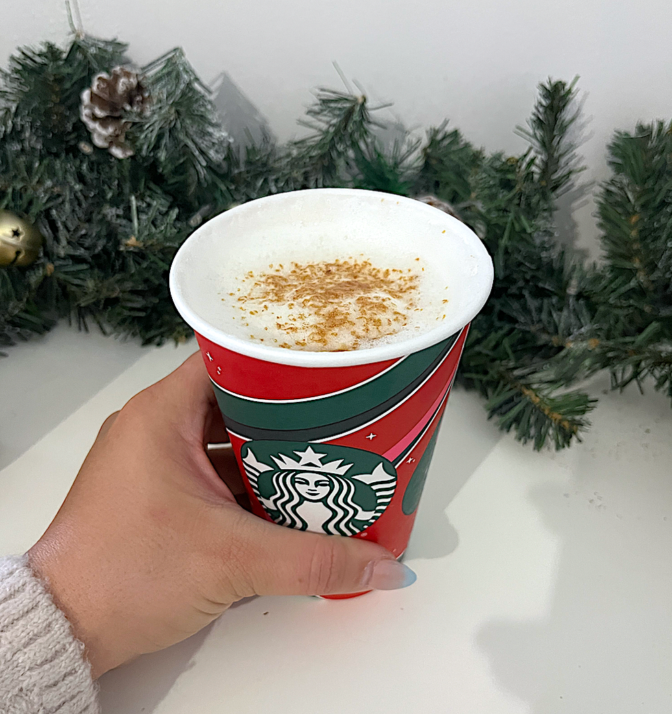 Verre des F\u00eates de Starbucks rouge, rose et vert qui comprend une boisson couverte de mousse.