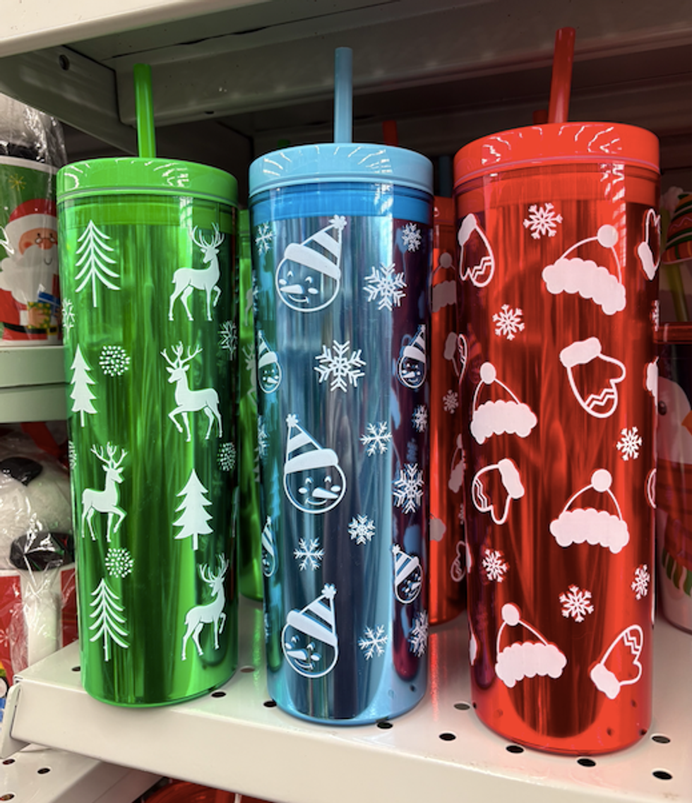 Verres avec pailles \u00e0 th\u00e9matique hiver.