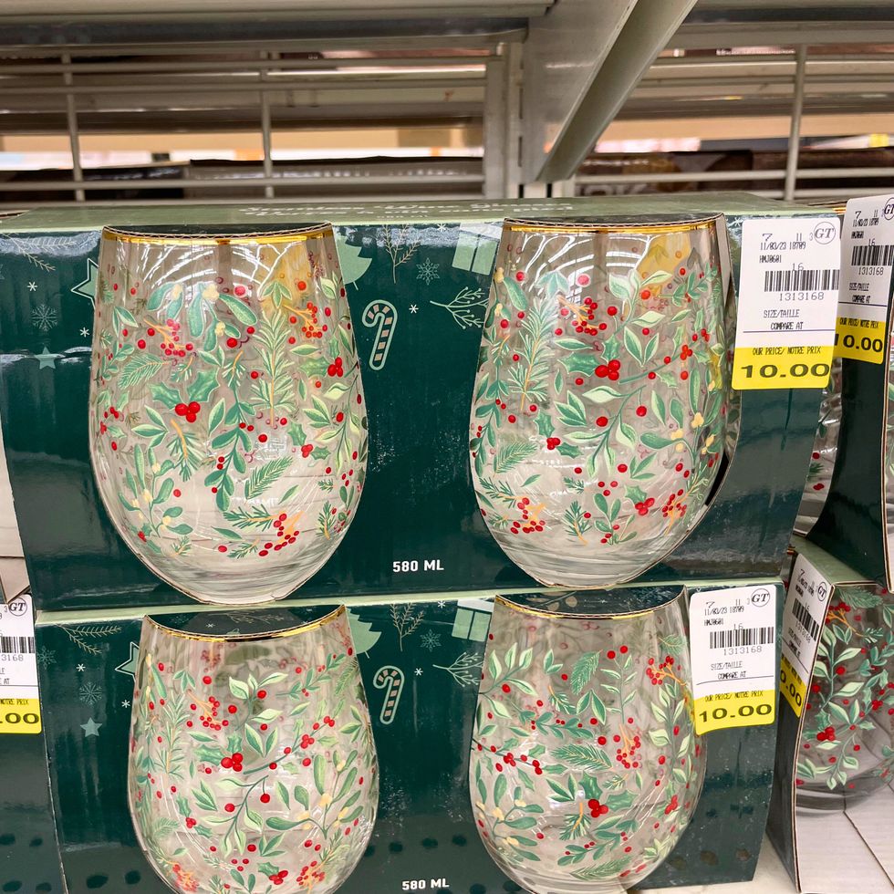 Verres festifs en verre vert pour la saison des F\u00eates.