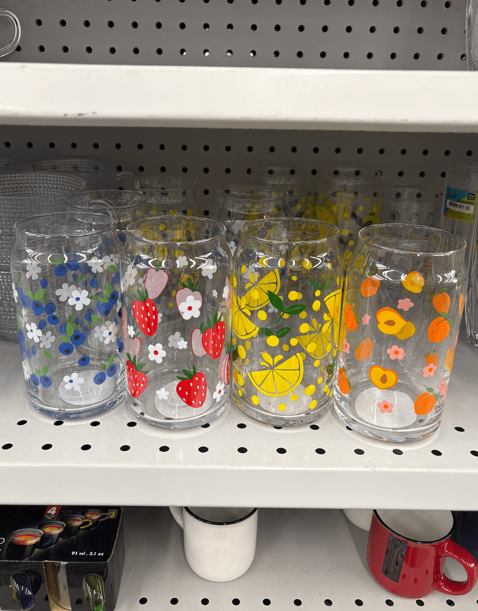 Verres \u00e0 imprim\u00e9s fruit\u00e9s sur les tablettes du Dollarama.