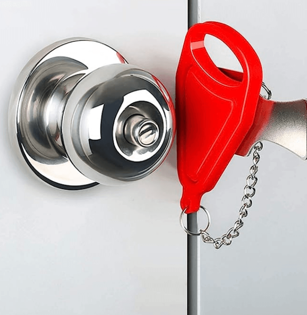 Verrou de porte portable rouge install\u00e9 sur une poign\u00e9e de porte vendu sur Amazon Canada.