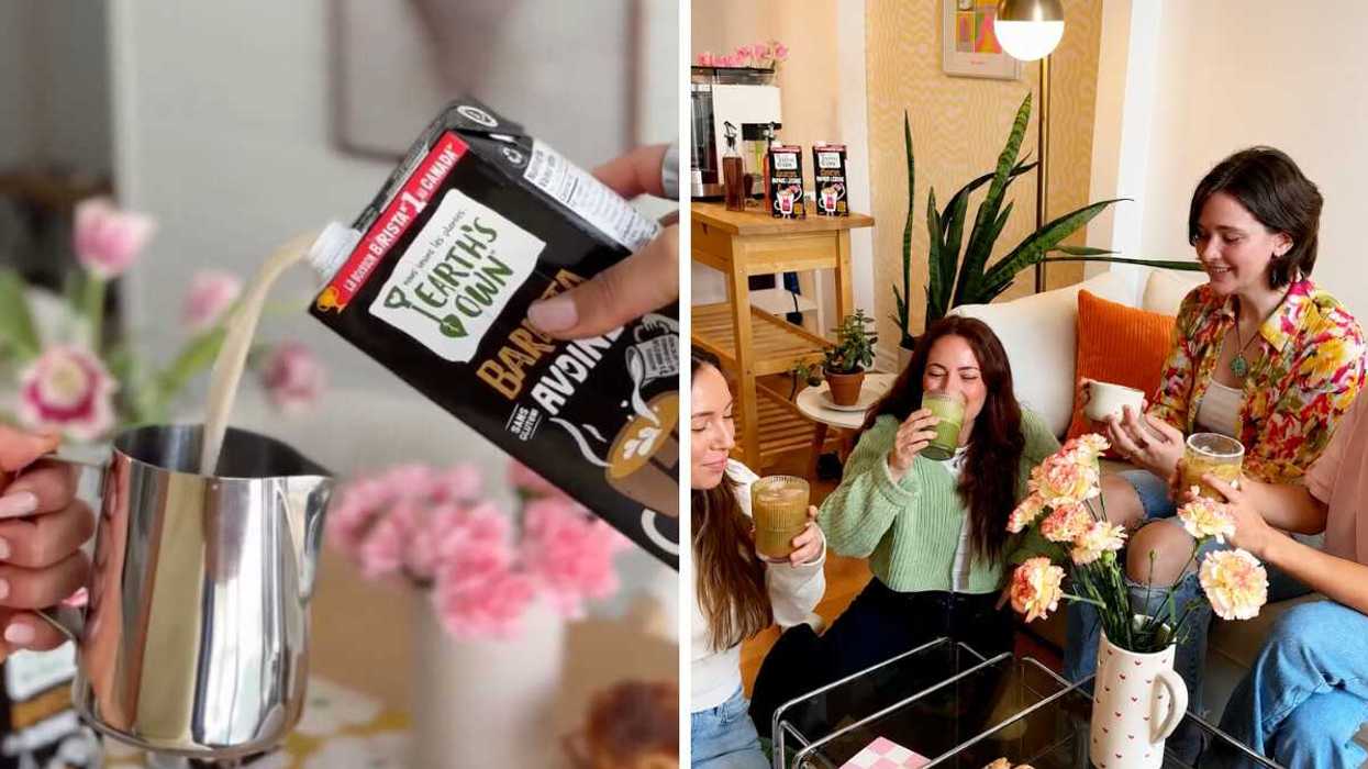 Verser du lait d’avoine dans un pichet à mousser. À droite : Des ami·es savourent un café ensemble.