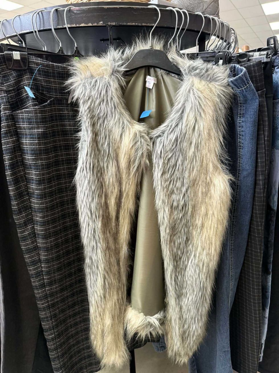 Veste en fausse fourrure en vente pour 2 $ Au Grenier Populaire des Basses-Laurentides.