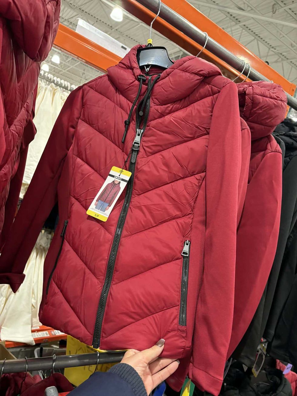 Veste matelass\u00e9e rouge \u00e0 capuchon DKNY pour femme au Costco.