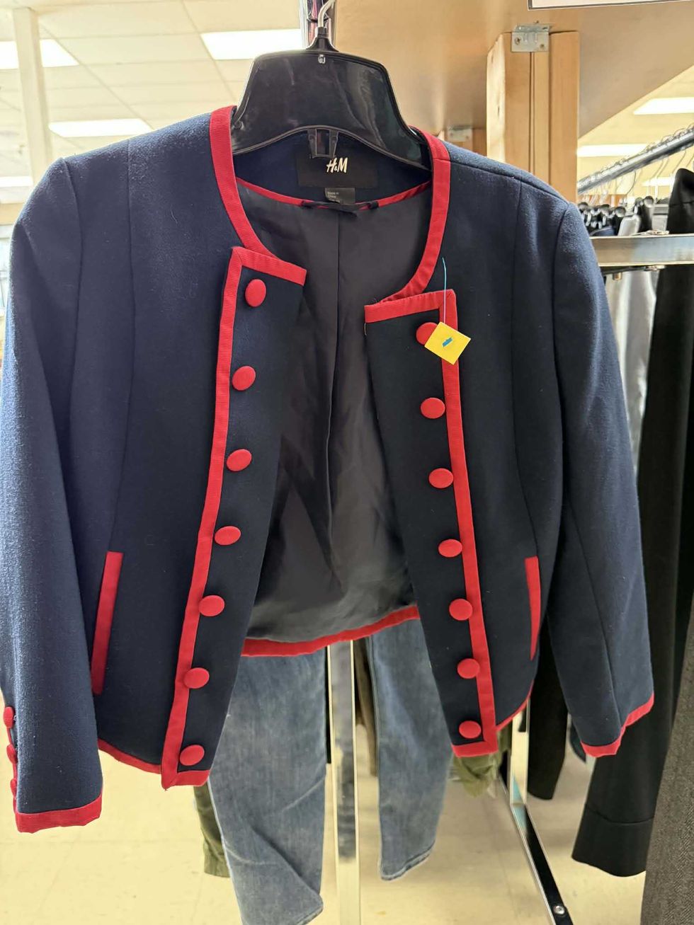 Veston H&M en vente pour 2 $ Au Grenier Populaire des Basses-Laurentides.