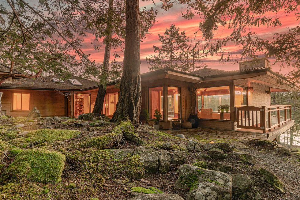 Views of the home from the outside.