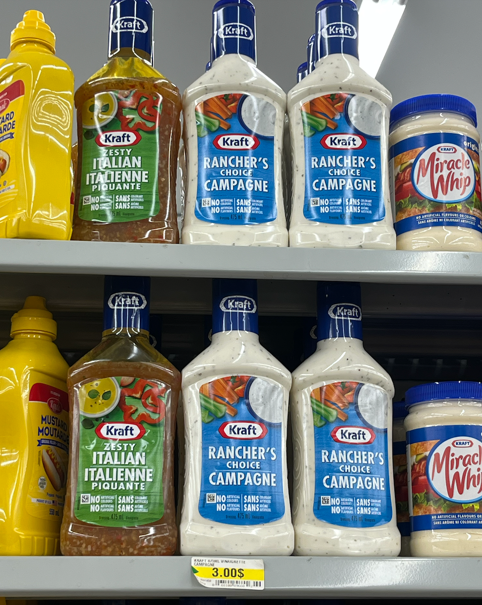 Vinaigrettes Kraft Italienne et Campagne sur une tablette du Dollarama.