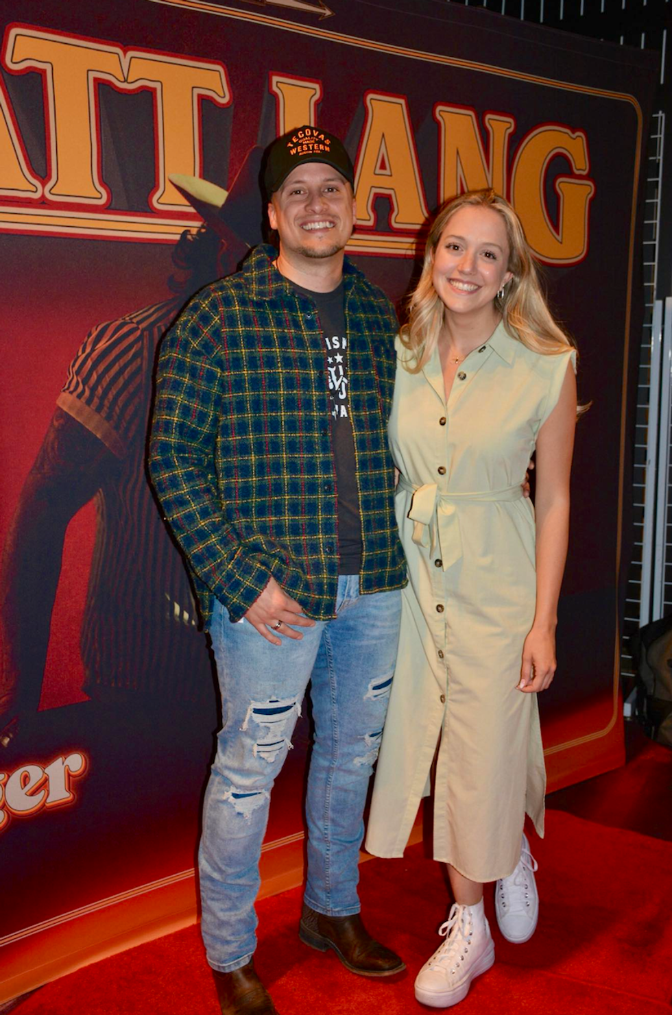 Vince Lemire et Camila sur le tapis rouge \u00e0 la premi\u00e8re de Matt Lang.