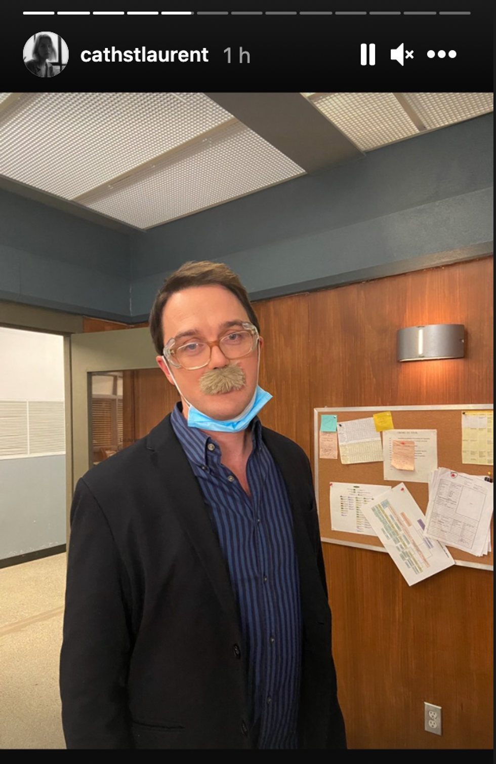 Vincent-Guillaume Otis portant une fausse moustache.