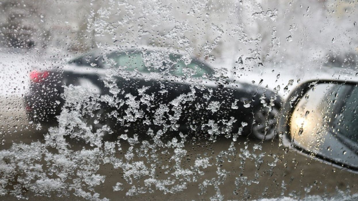 Vitre enneigée de voiture.