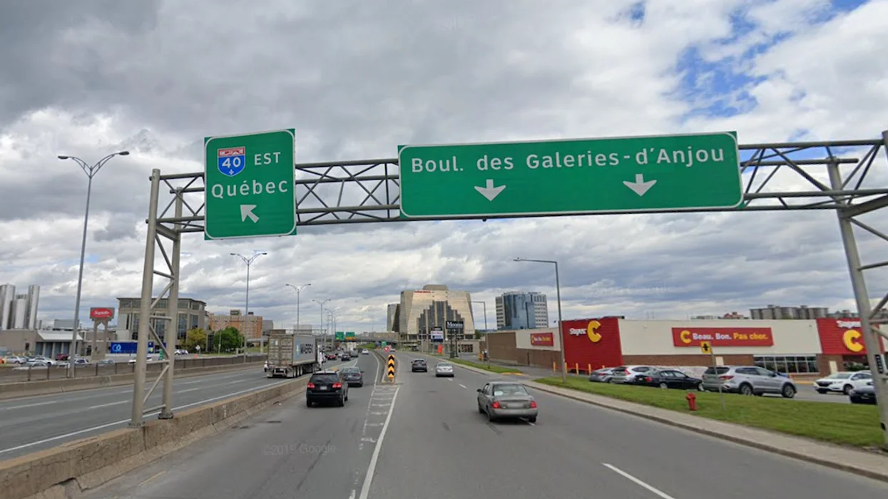 Voie de desserte direction est de l'autoroute 40 près de la sortie des Galeries d'Anjou en 2019.