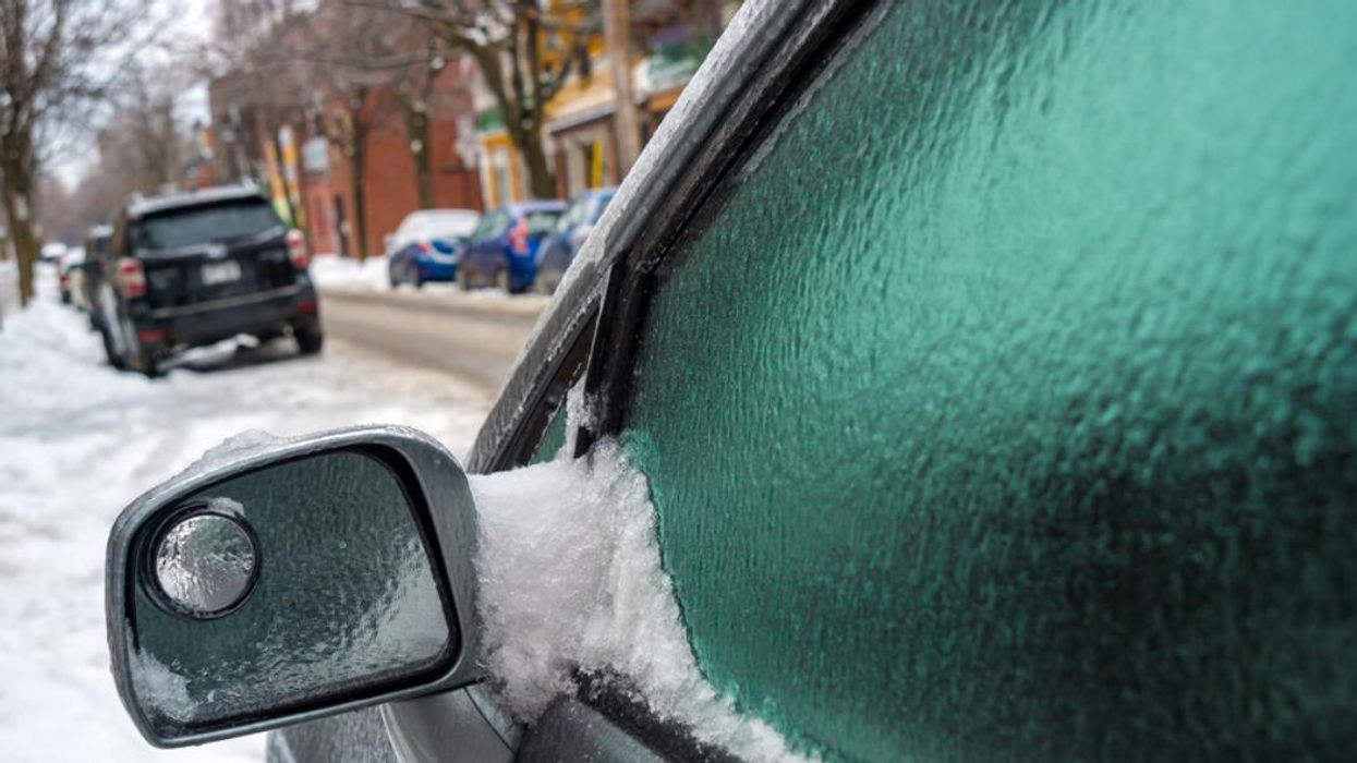 Voiture après la pluie verglaçante à Montréal.