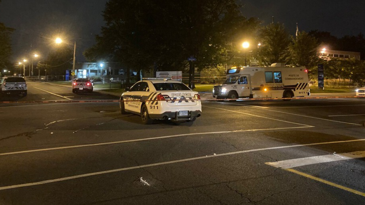 Voiture de police devant le parc Empire.