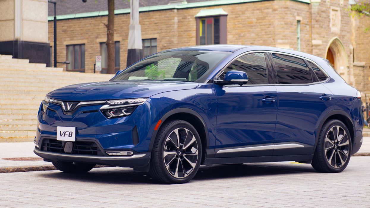 Voiture électrique de type VUS de la marque VinFast dans une teinte bleue.