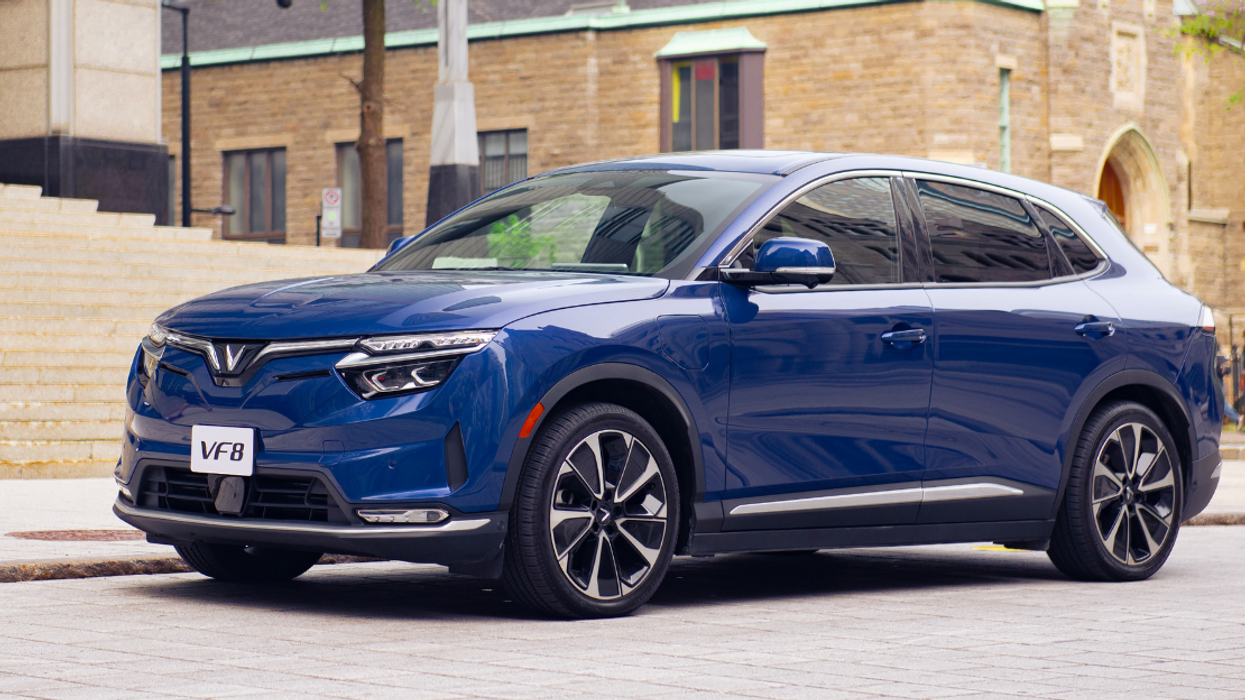 Voiture électrique de type VUS de la marque VinFast dans une teinte bleue.