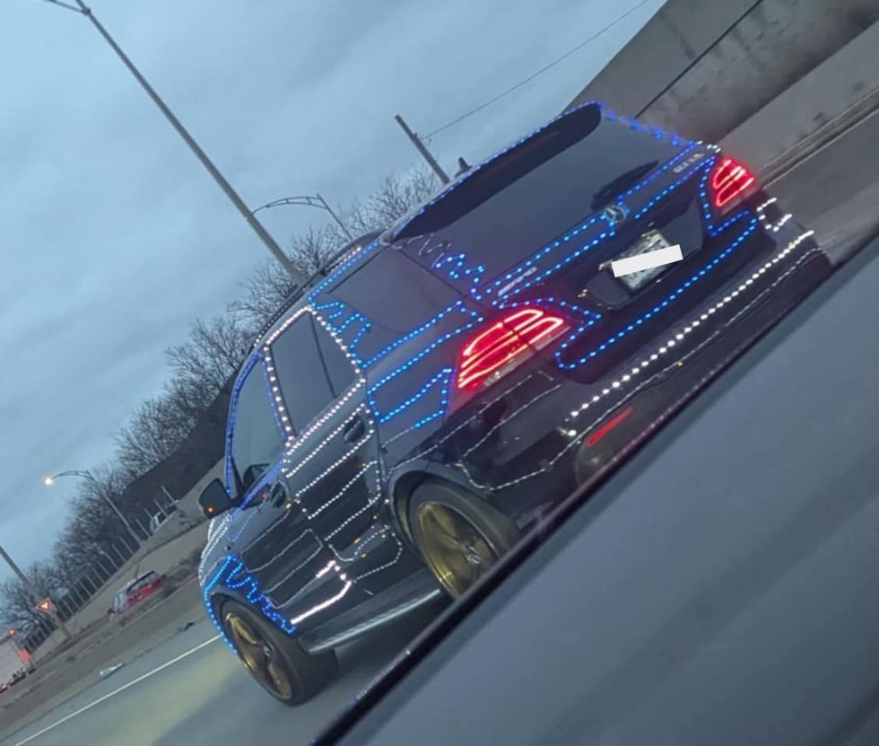 Voiture illumin\u00e9e sur une route du Qu\u00e9bec.