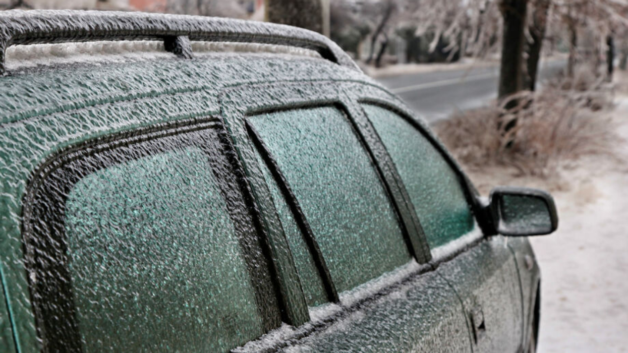 Voiture recouverte de verglas.
