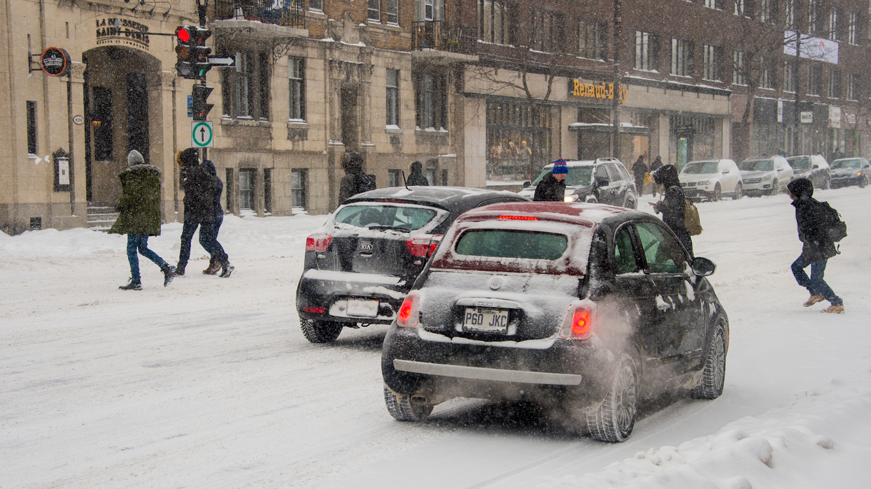 Voitures qui roulent sur le boulevard Saint-Denis à Montréal