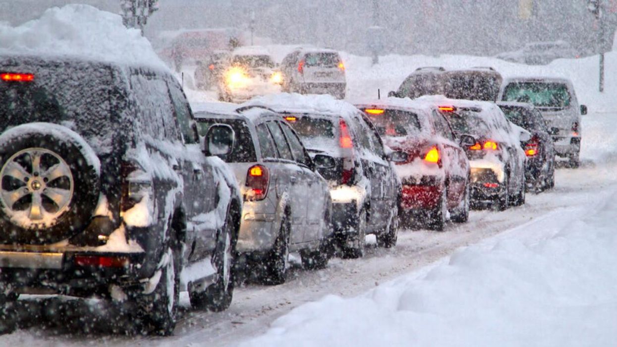 Voitures sur la route en hiver.