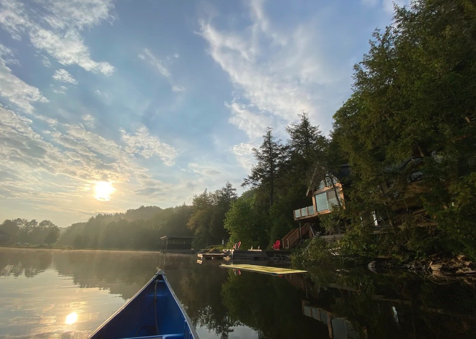 Vu de l'eau sur la cabane.